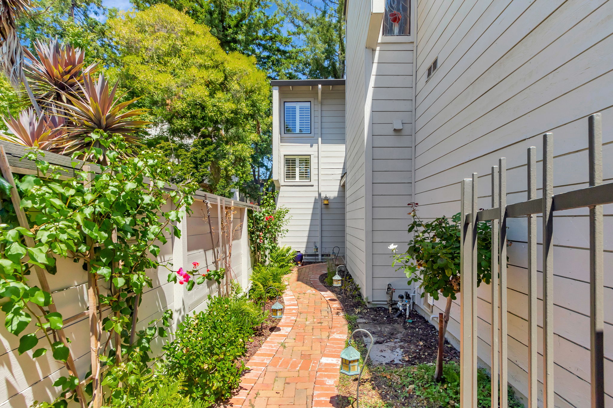 003_105 Strathmore Pl