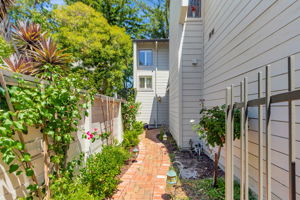 003_105 Strathmore Pl