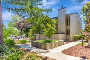 045_105 Strathmore Pl