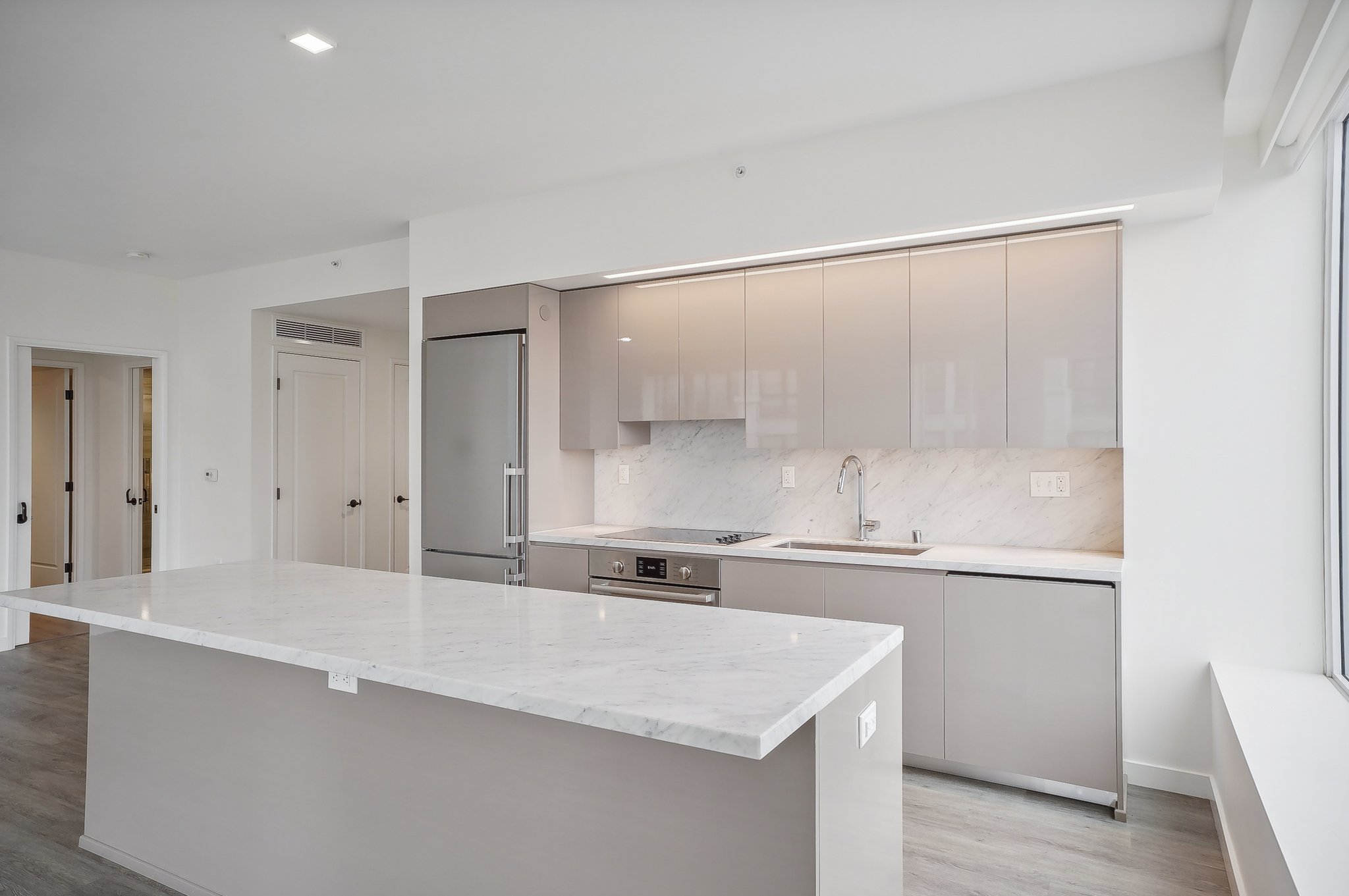 S Grand Ave 709-006.jpg
