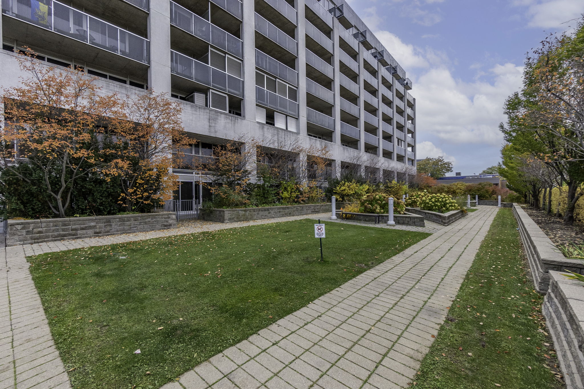 1050 The Queensway, Etobicoke, ON M8Z 0A8, Canada Photo 4