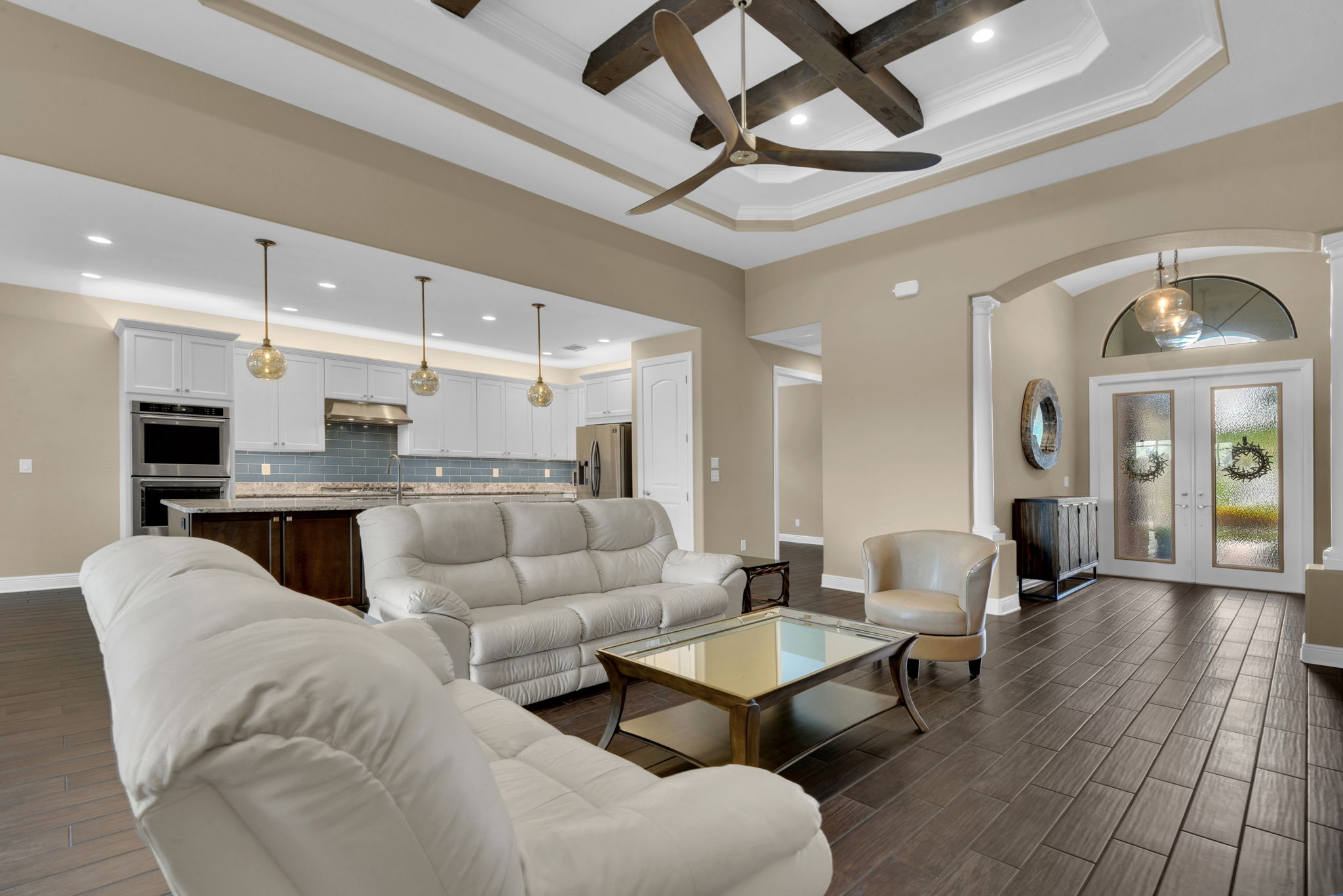 Great Room w/ Tray Ceiling