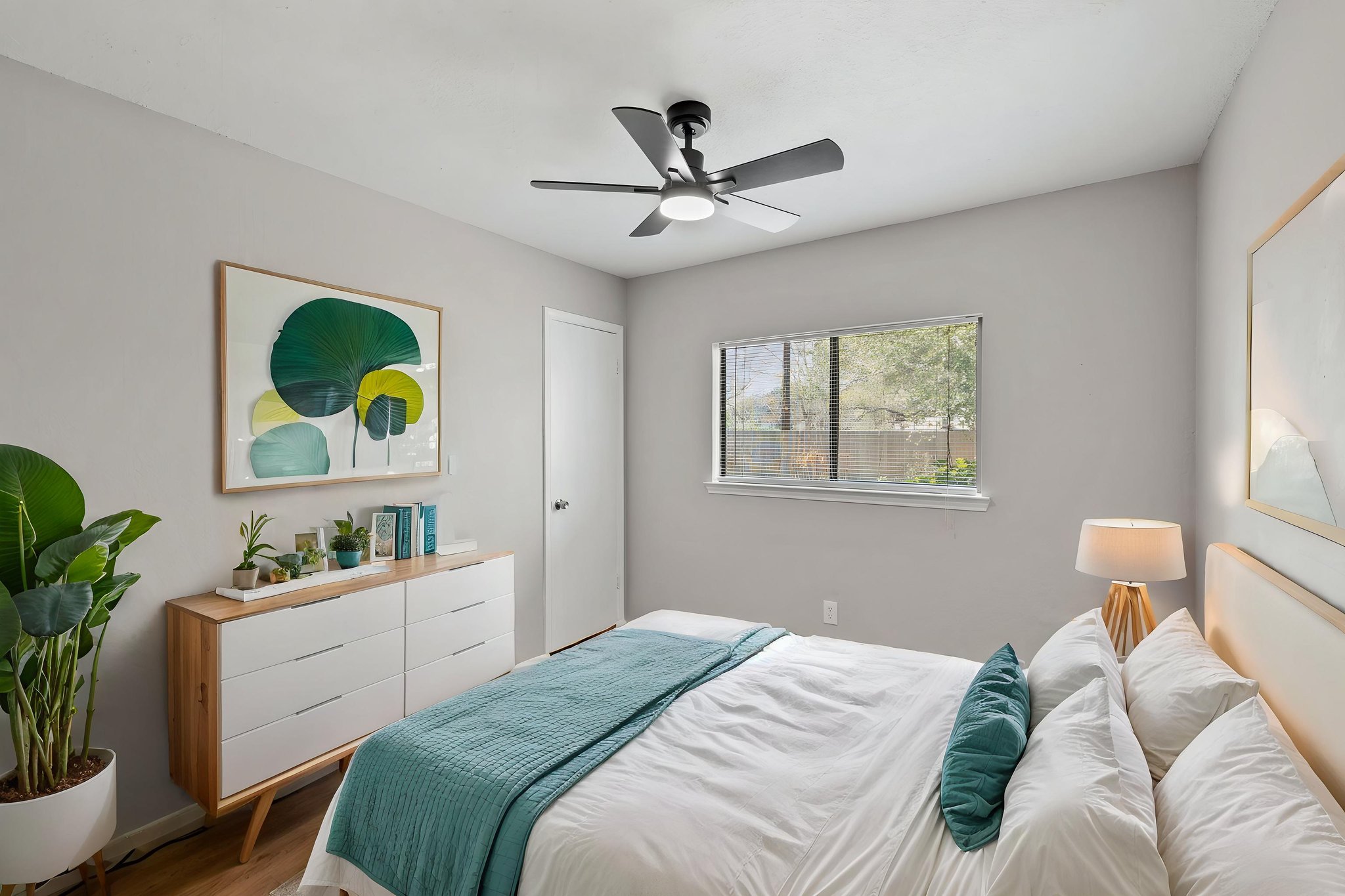 0M6A0600 virtually staged.jpeg