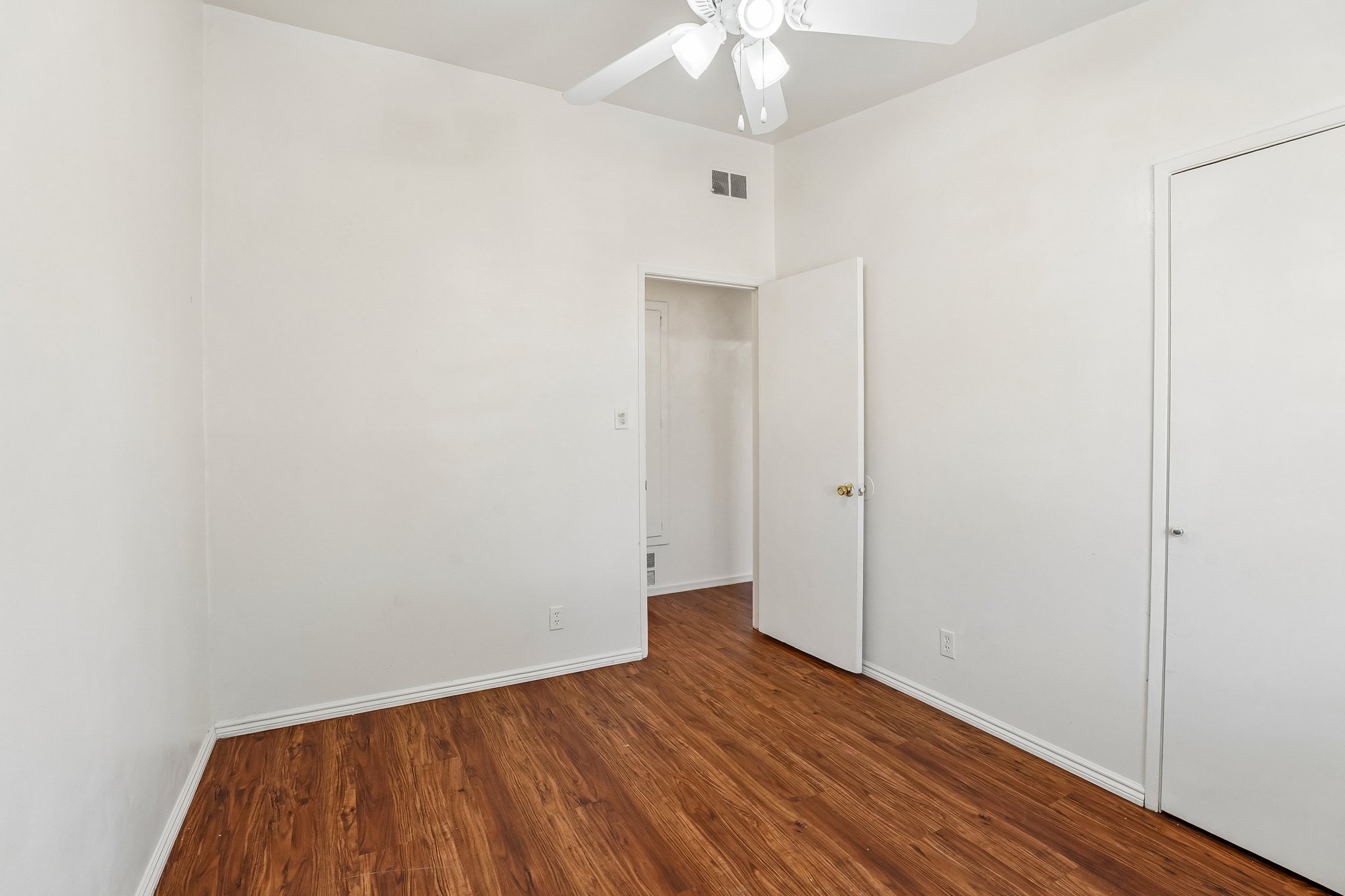 W Avenue J14-S2407-017.jpg