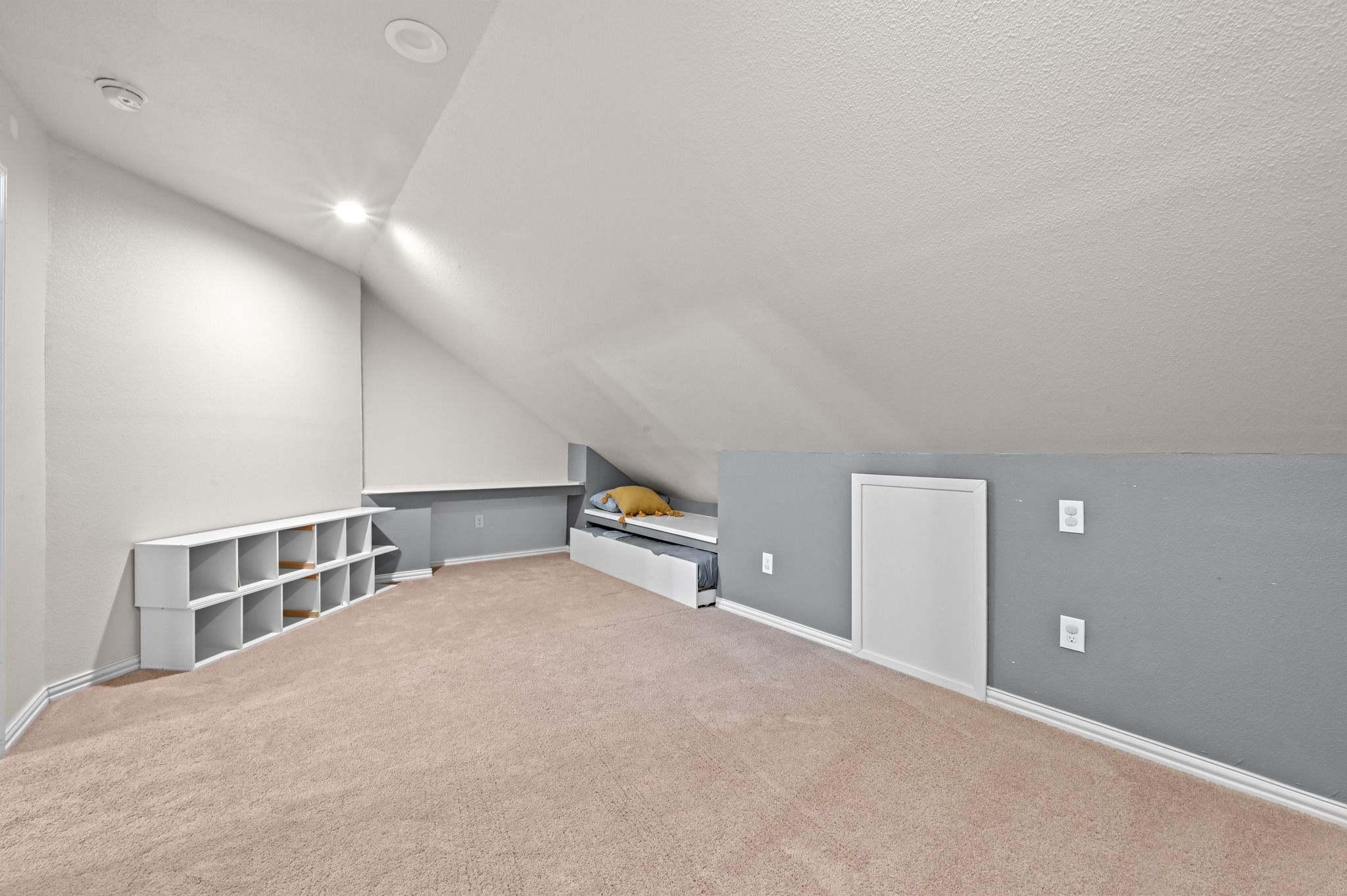 Really Cute Bonus Room. Built in Bed! Use as a 5th bedroom. Baby's room. Play room. Etc.