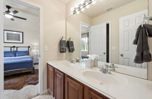 Upstairs 2nd Full Bath. Jack and Jill style in between the Bedrooms.