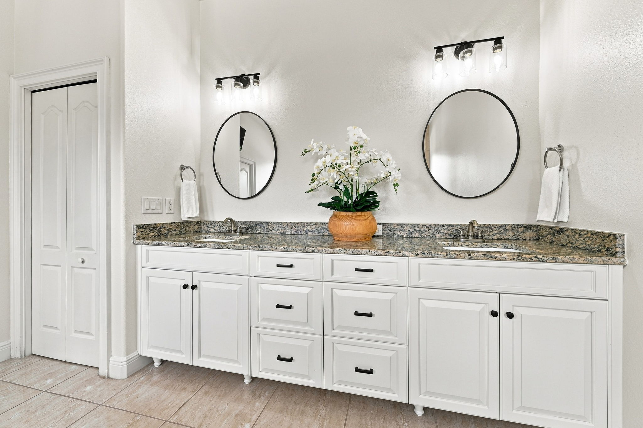 Upper Level Primary Bathroom1b