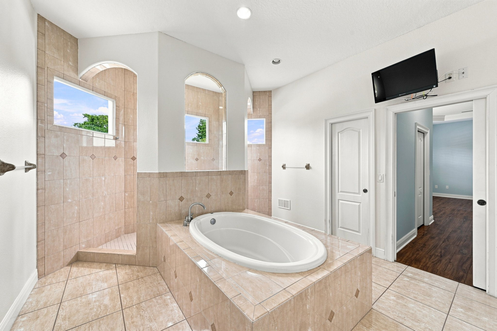 Upper Level Primary Bathroom1c