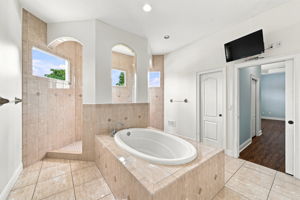 Upper Level Primary Bathroom1c