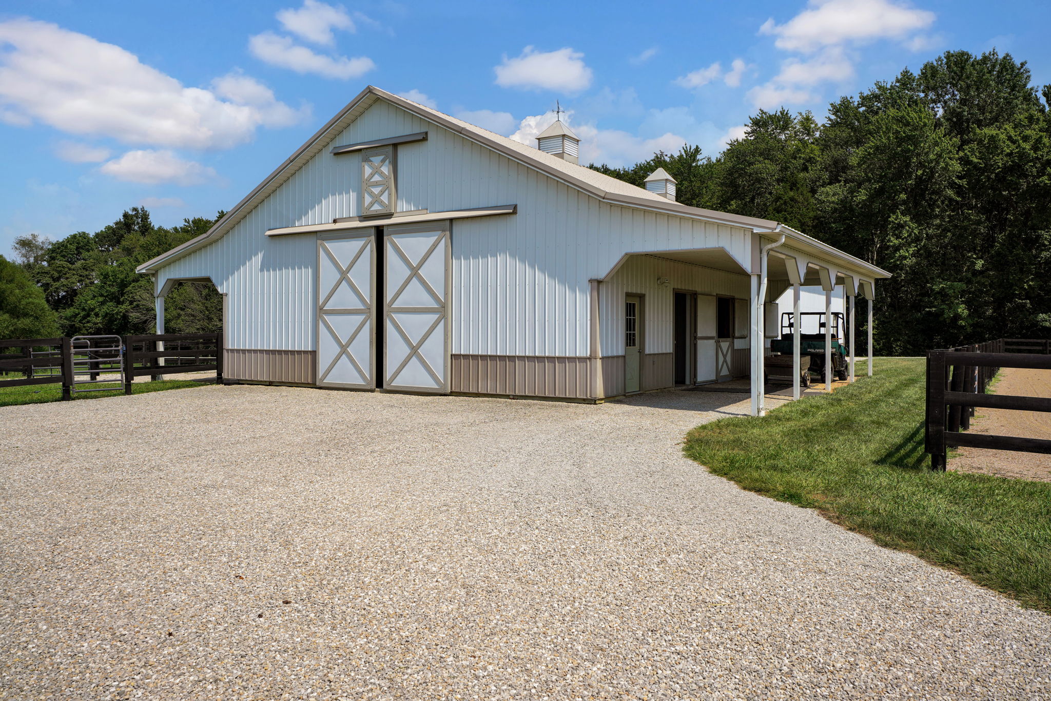 Beautiful Stable with Horse Facilities & Garage Storage