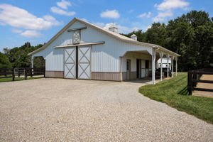 Beautiful Stable with Horse Facilities & Garage Storage