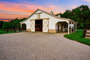 Beautiful Stable with Horse Facilities & Garage Storage