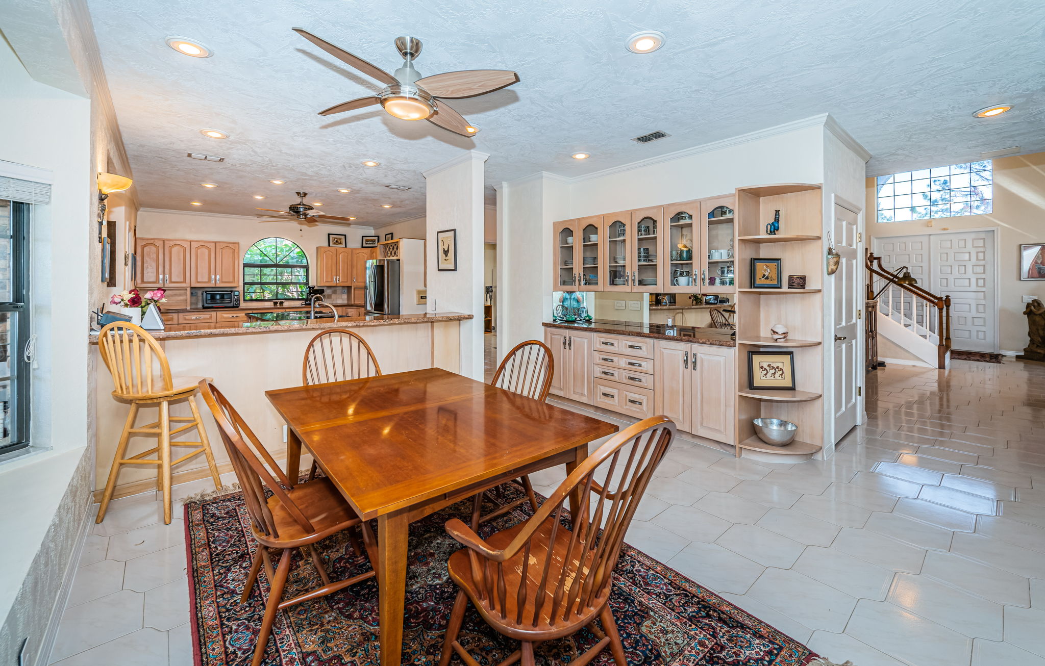 Kitchen Eat-in Area3