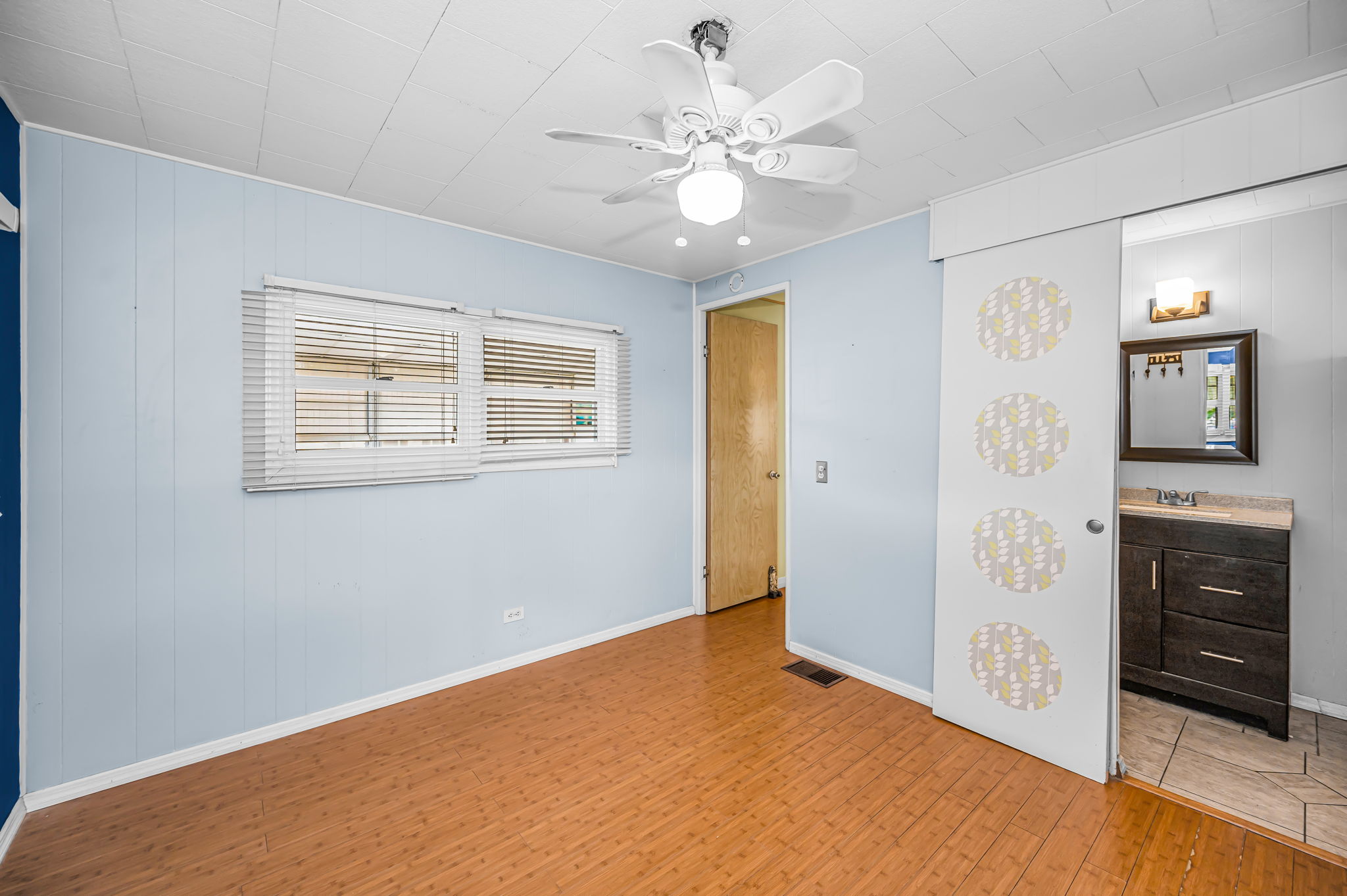Primary Bedroom1c