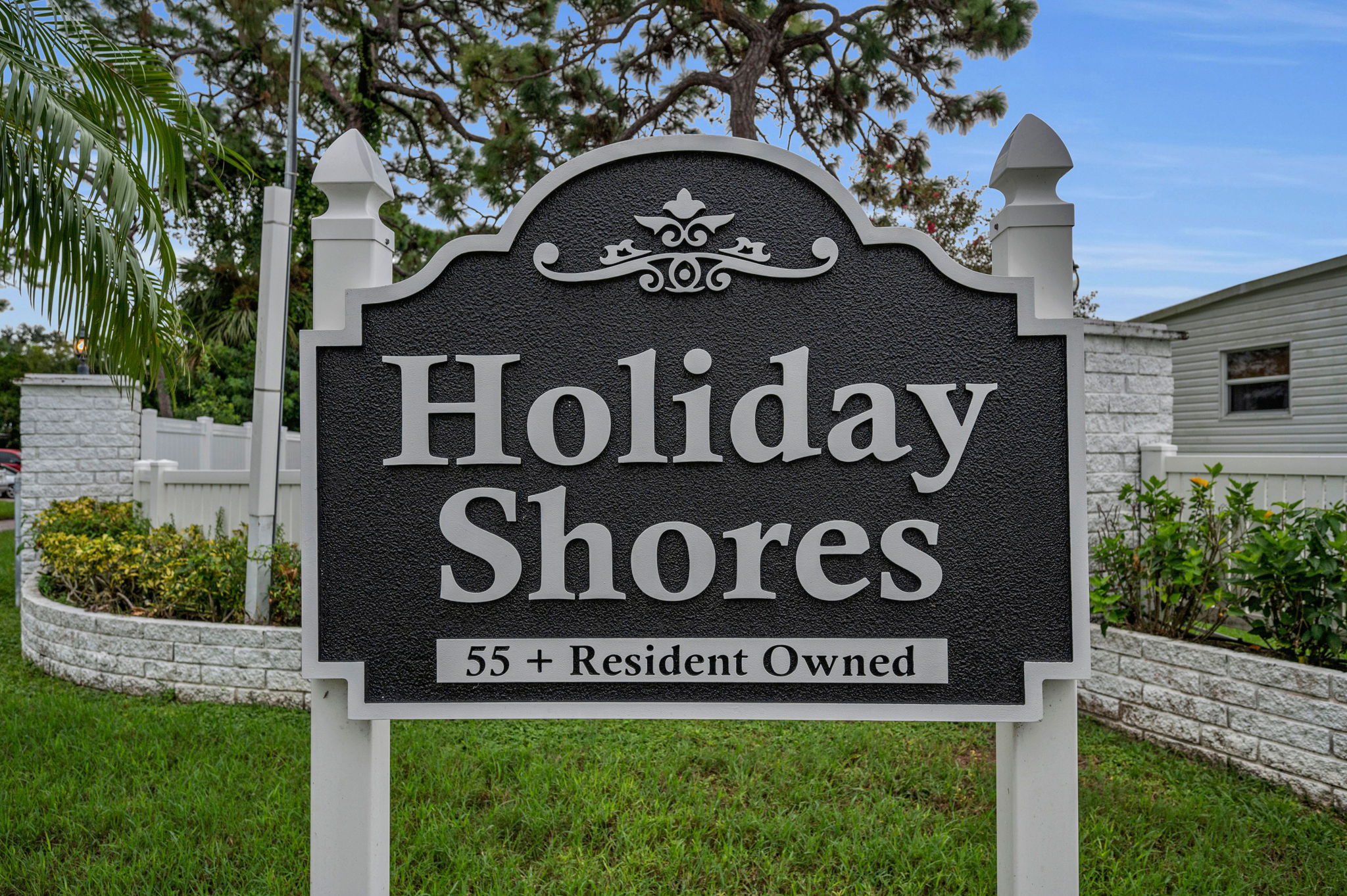 Holiday Shores Entry2