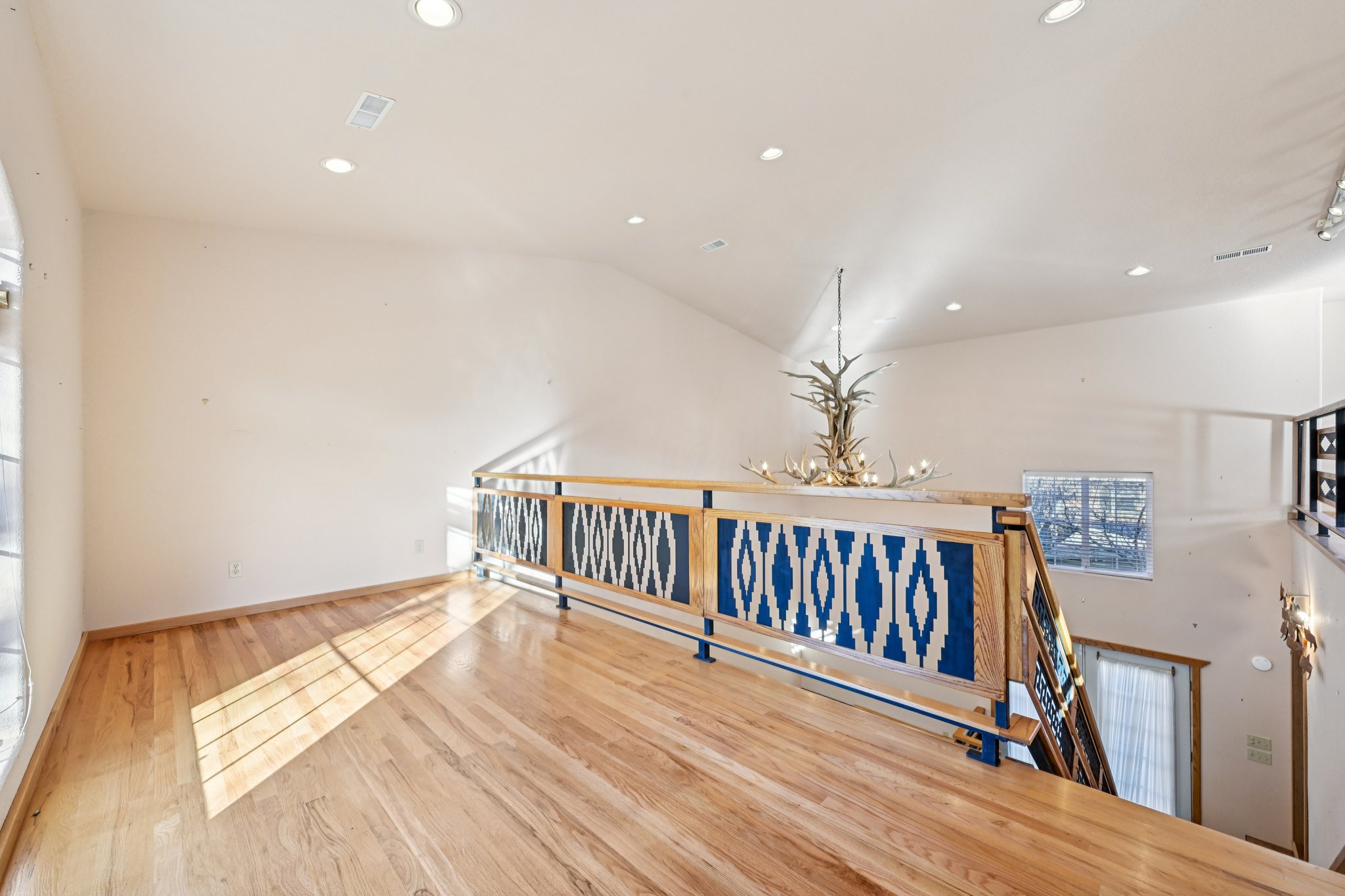 156193-186746 - 1055 N 18th St-S3001-2-015.jpg