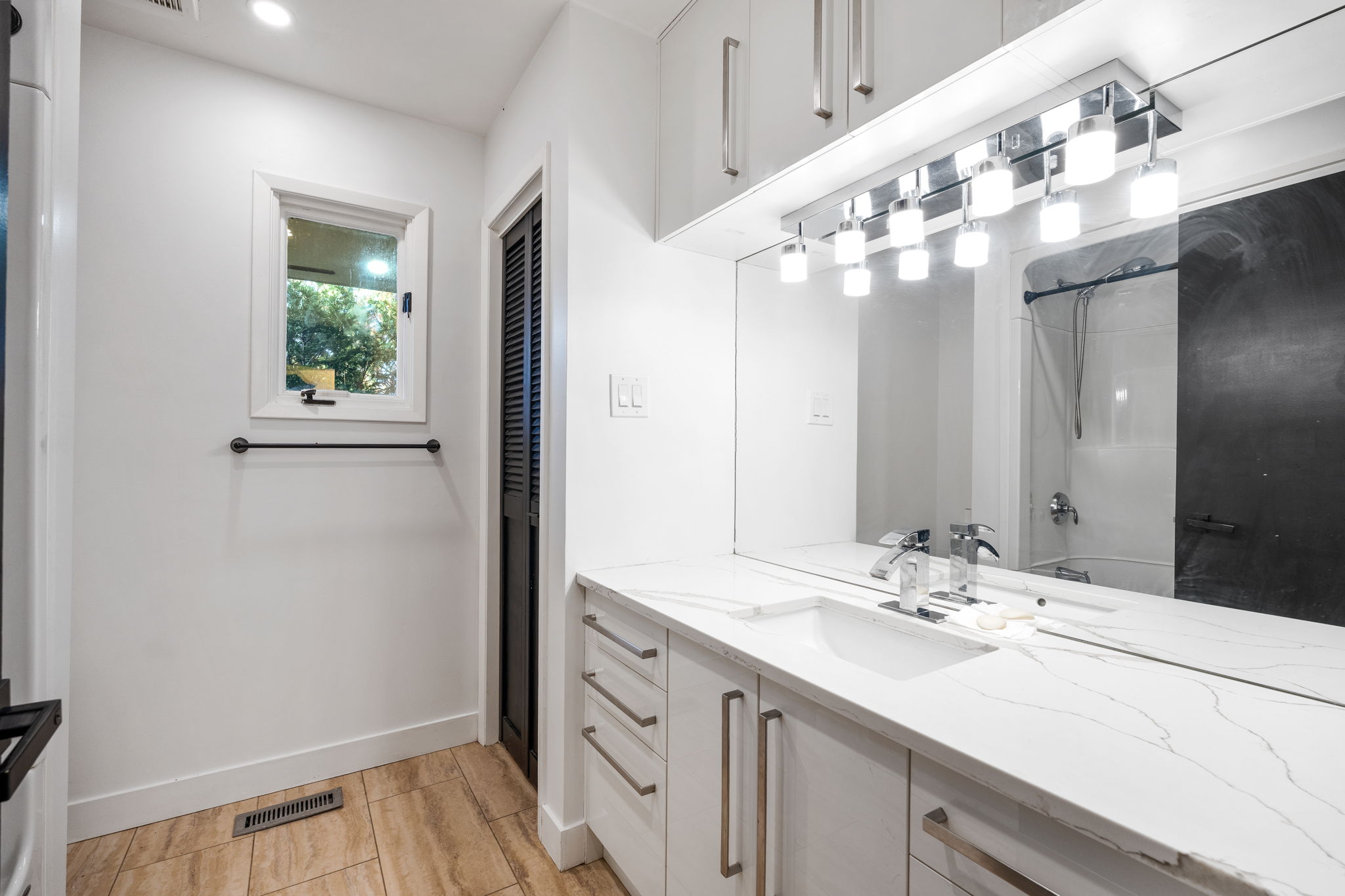 1056 Schindel Rd - Interior-21