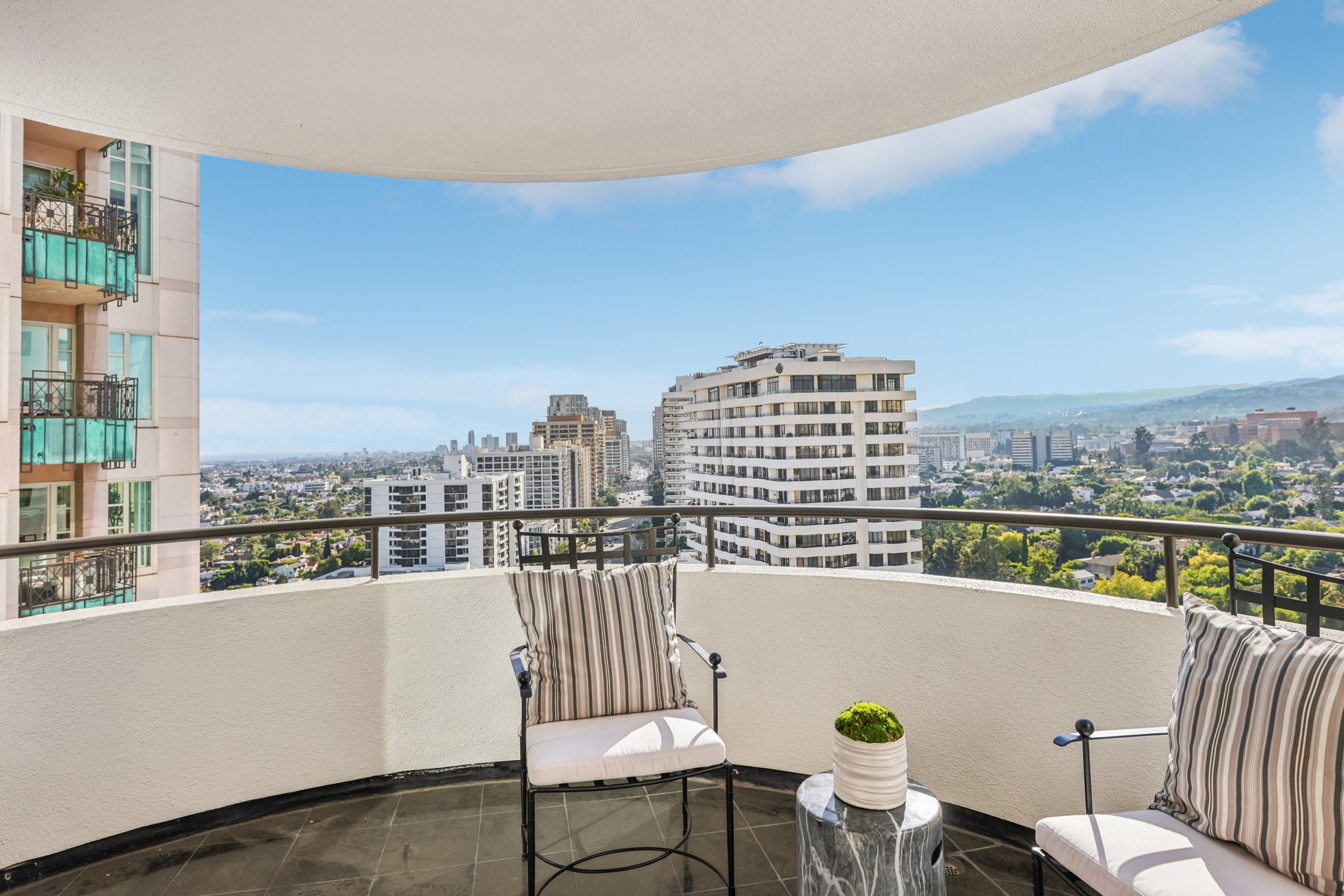 Wilshire Blvd-L2307-043.jpg
