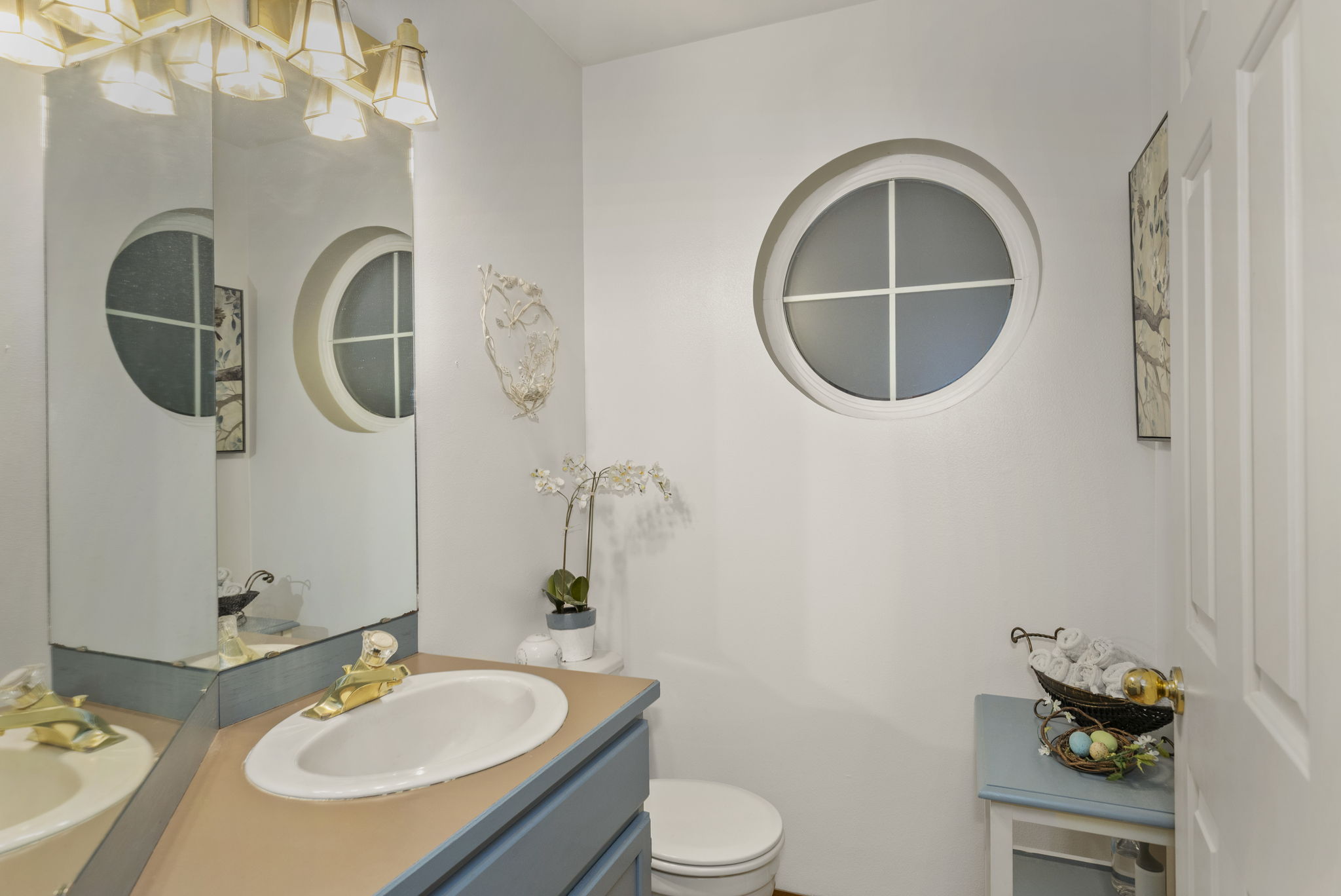 Main floor 1/2 bath.