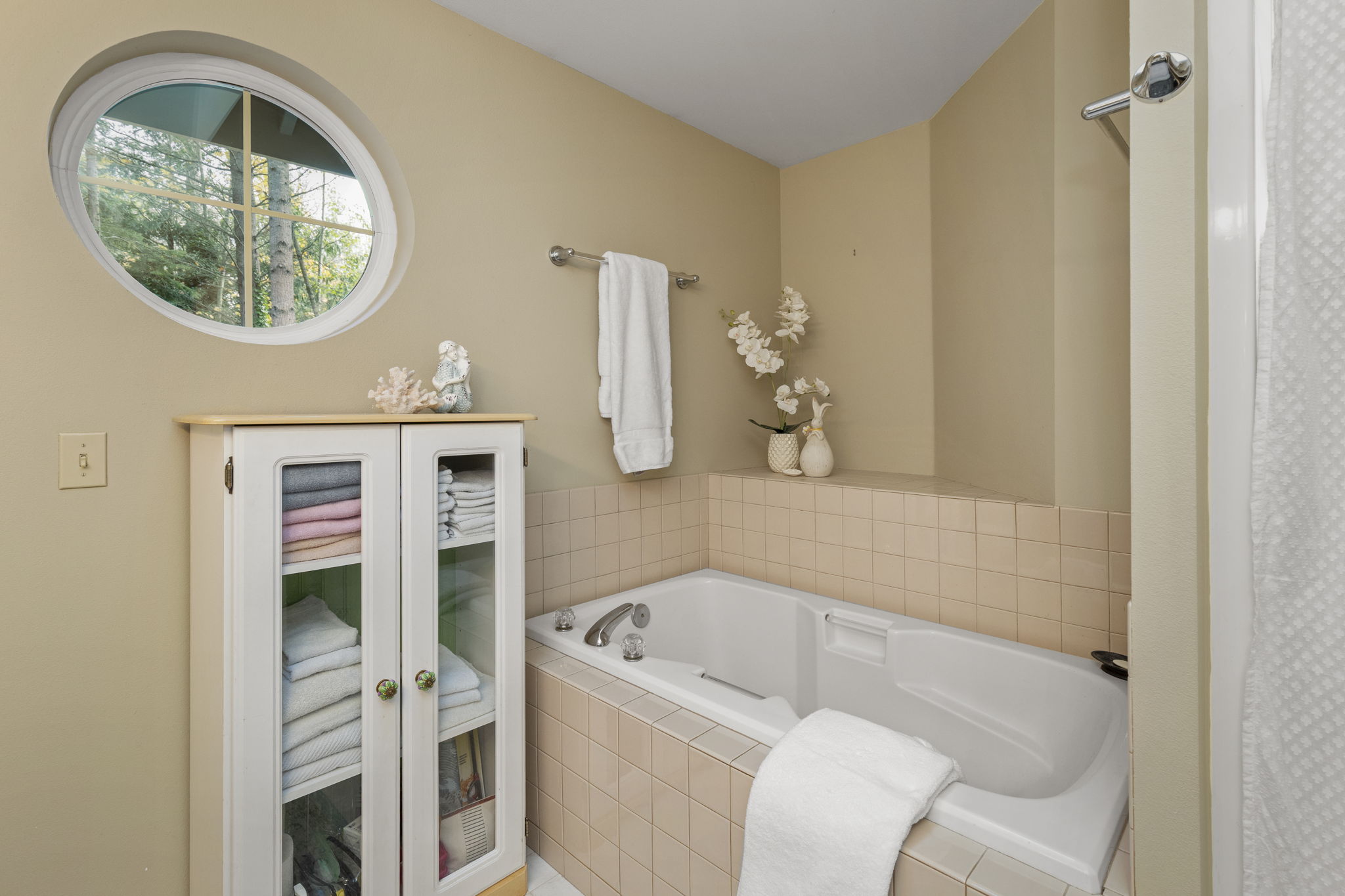 Soaking tub...shower to the right.