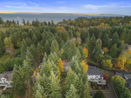 Just minutes to Kingston Ferries!