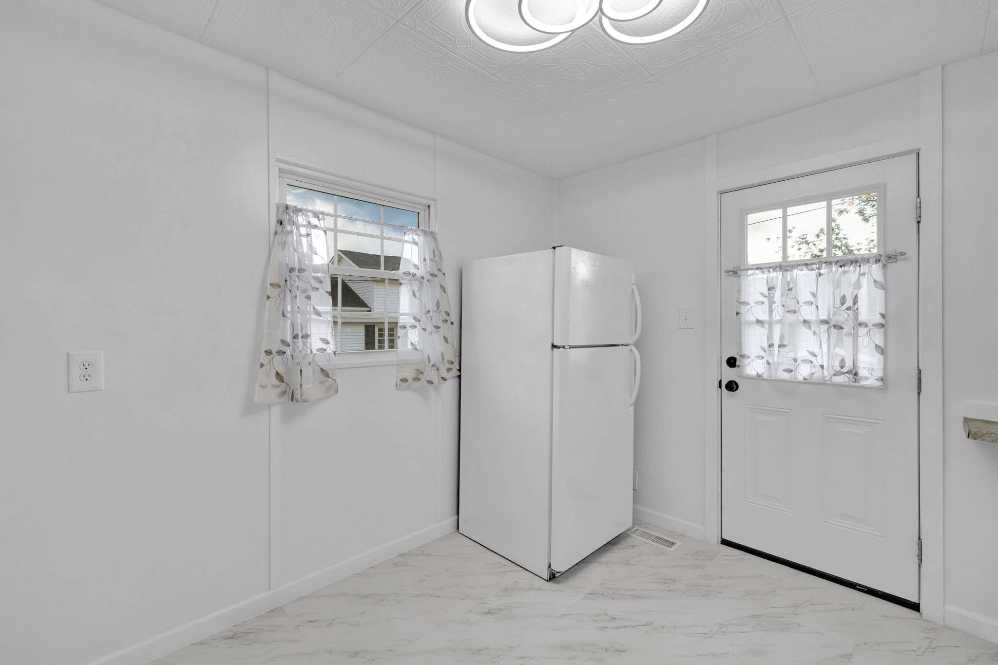 1057 Virginia St-49