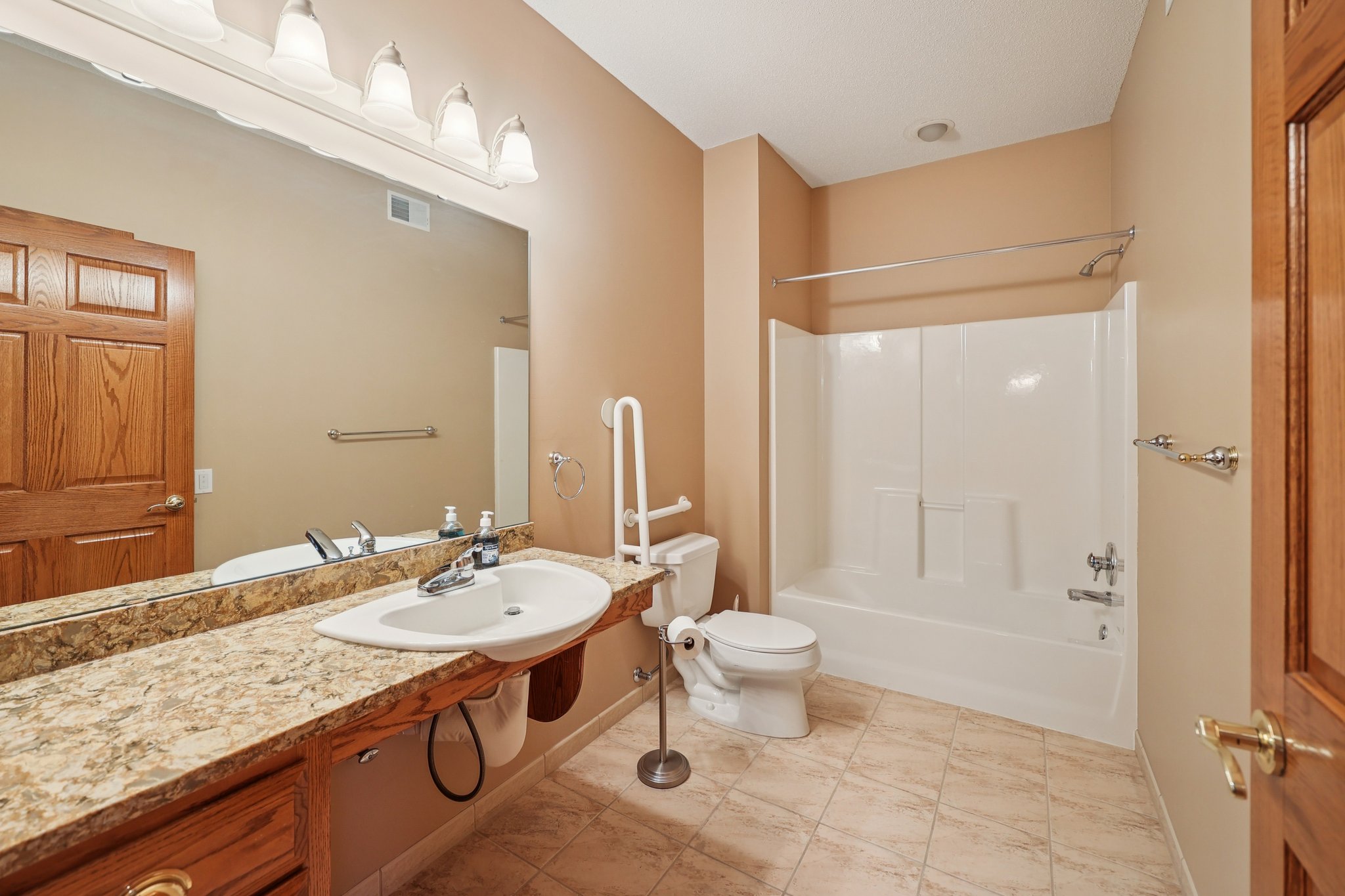 Alamo St-S1701-027.jpg