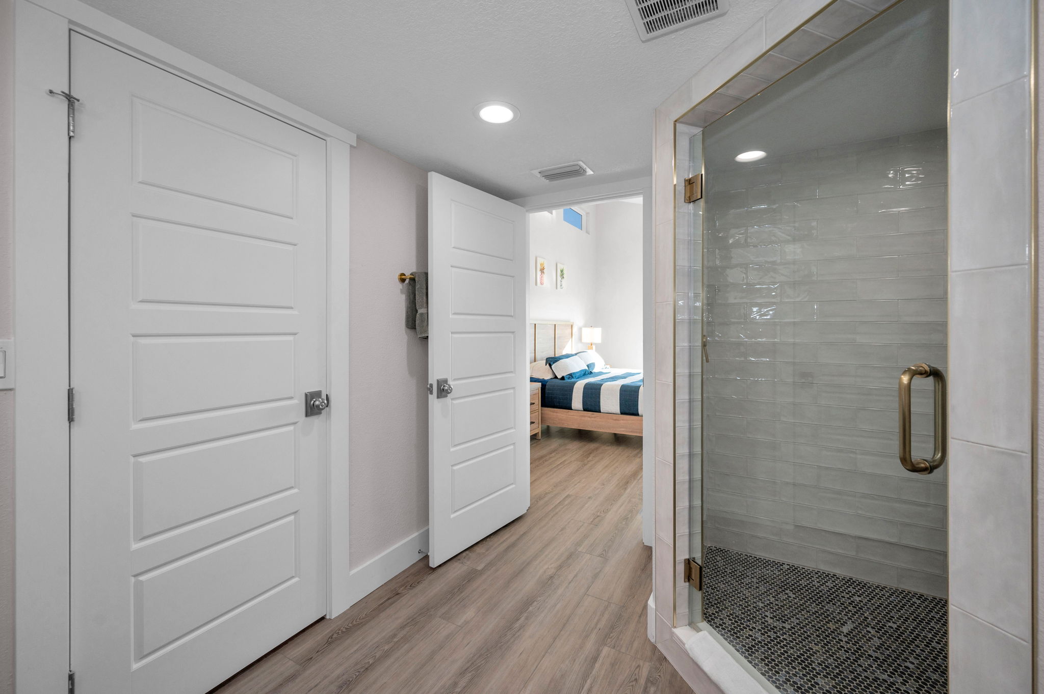 Unit A Upper Level Primary Bathroom1c