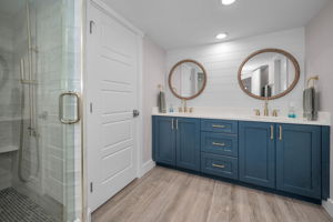 Unit B Upper Level Primary Bathroom1a