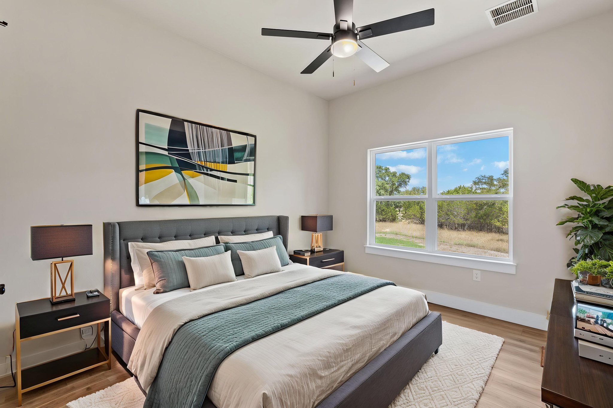 DSC02786 virtually staged.jpeg