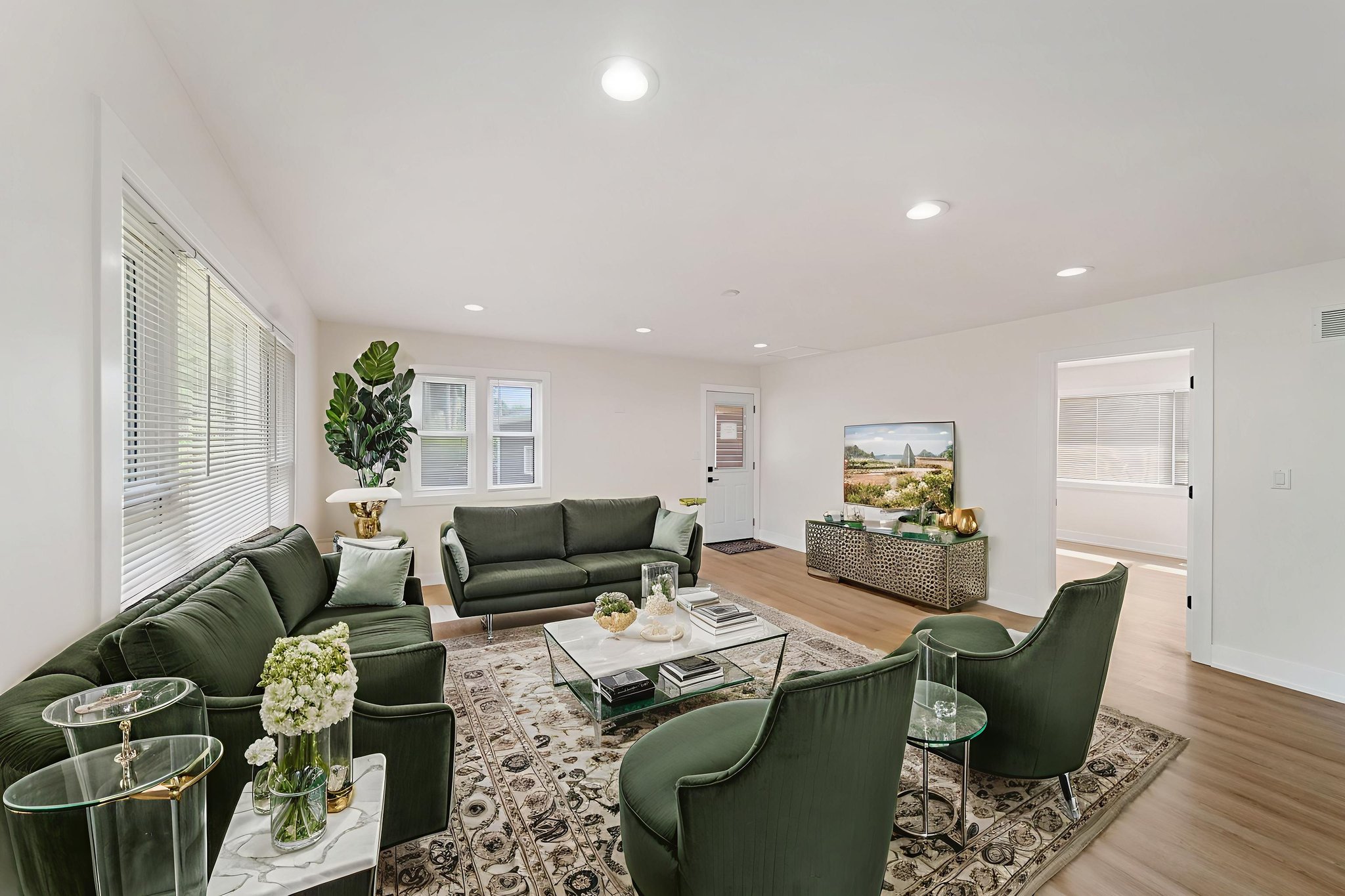 DSC07996 (2) virtually staged.jpeg