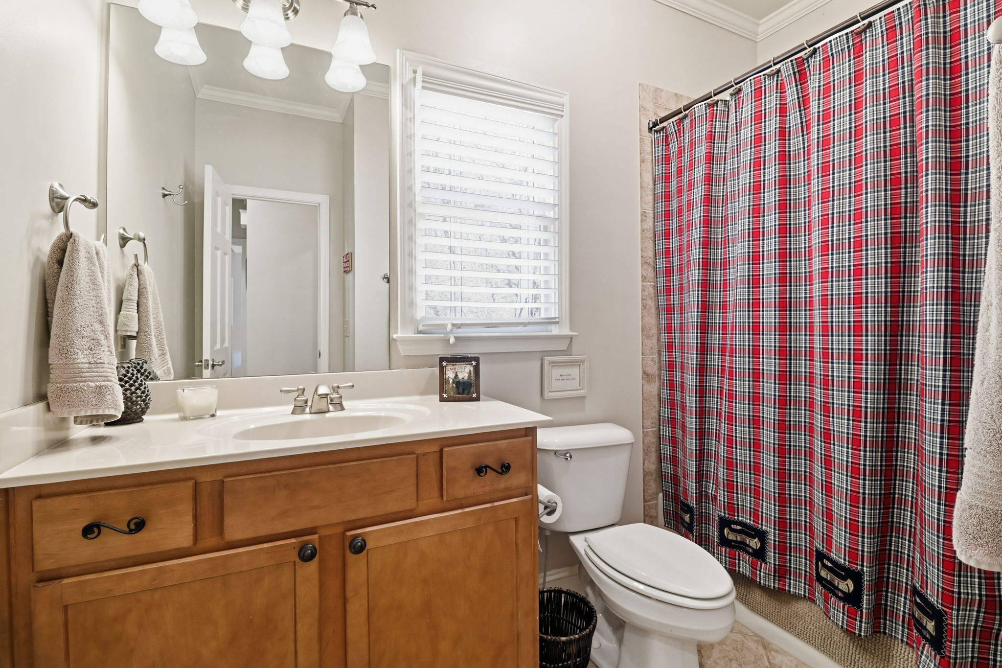 Main floor full bathroom