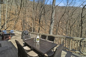 Deck - perfect for grilling, sunning and entertaining!