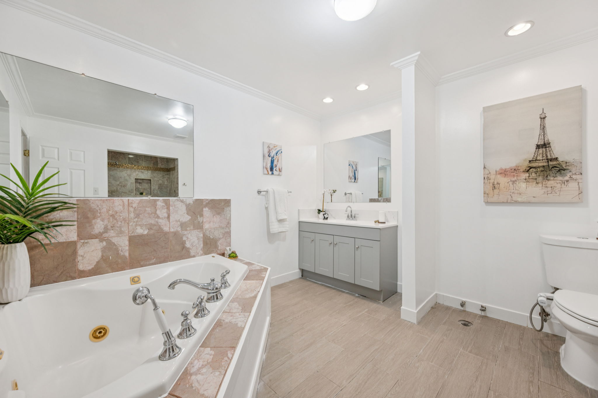 Ensuite Bathroom 2 with Separate Shower
