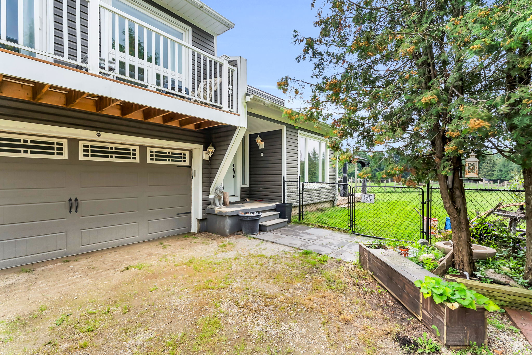 Front Porch/Entrance