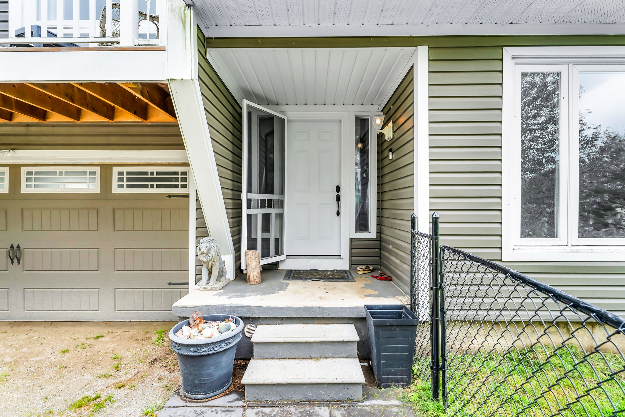 Front Porch/Entrance