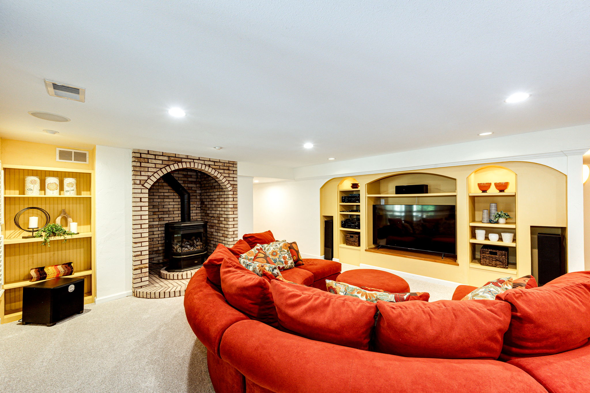 Family Room/Media Room w Built-Ins & T.V.