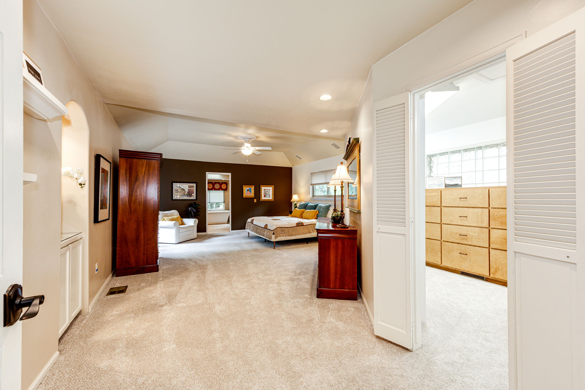Sprawling Primary Suite w Large Walk-In Closet