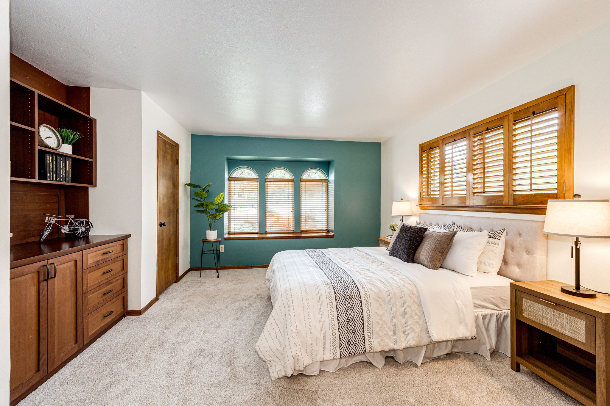 Secondary Bedroom w Built-Ins