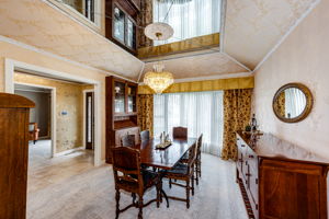 Formal Dining Room w Kitchen Access