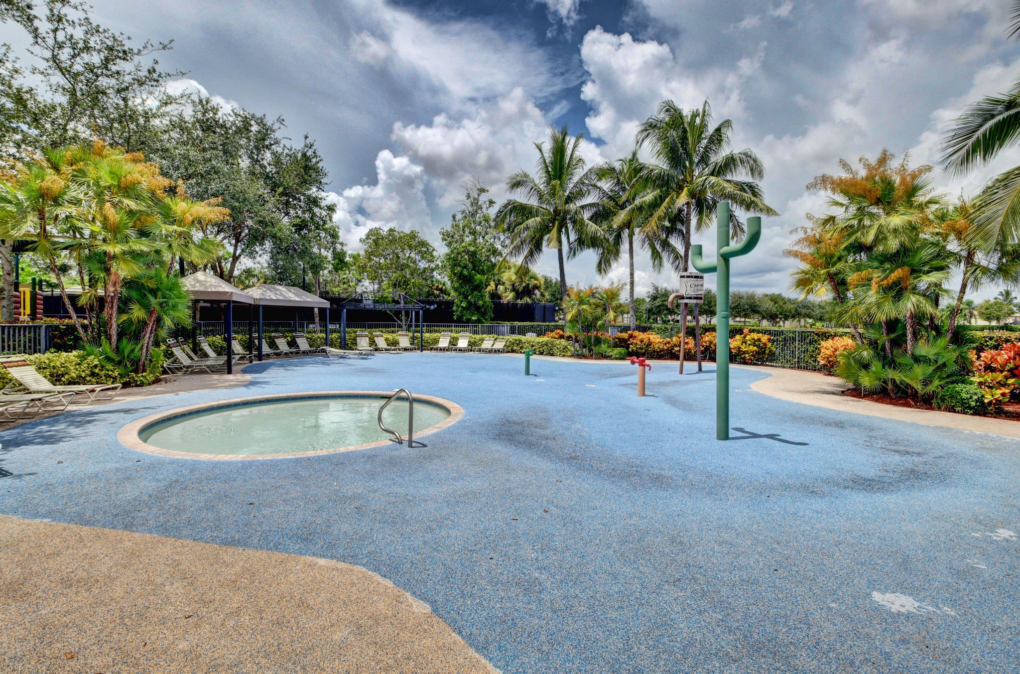 SPLASH AND KIDS POOL