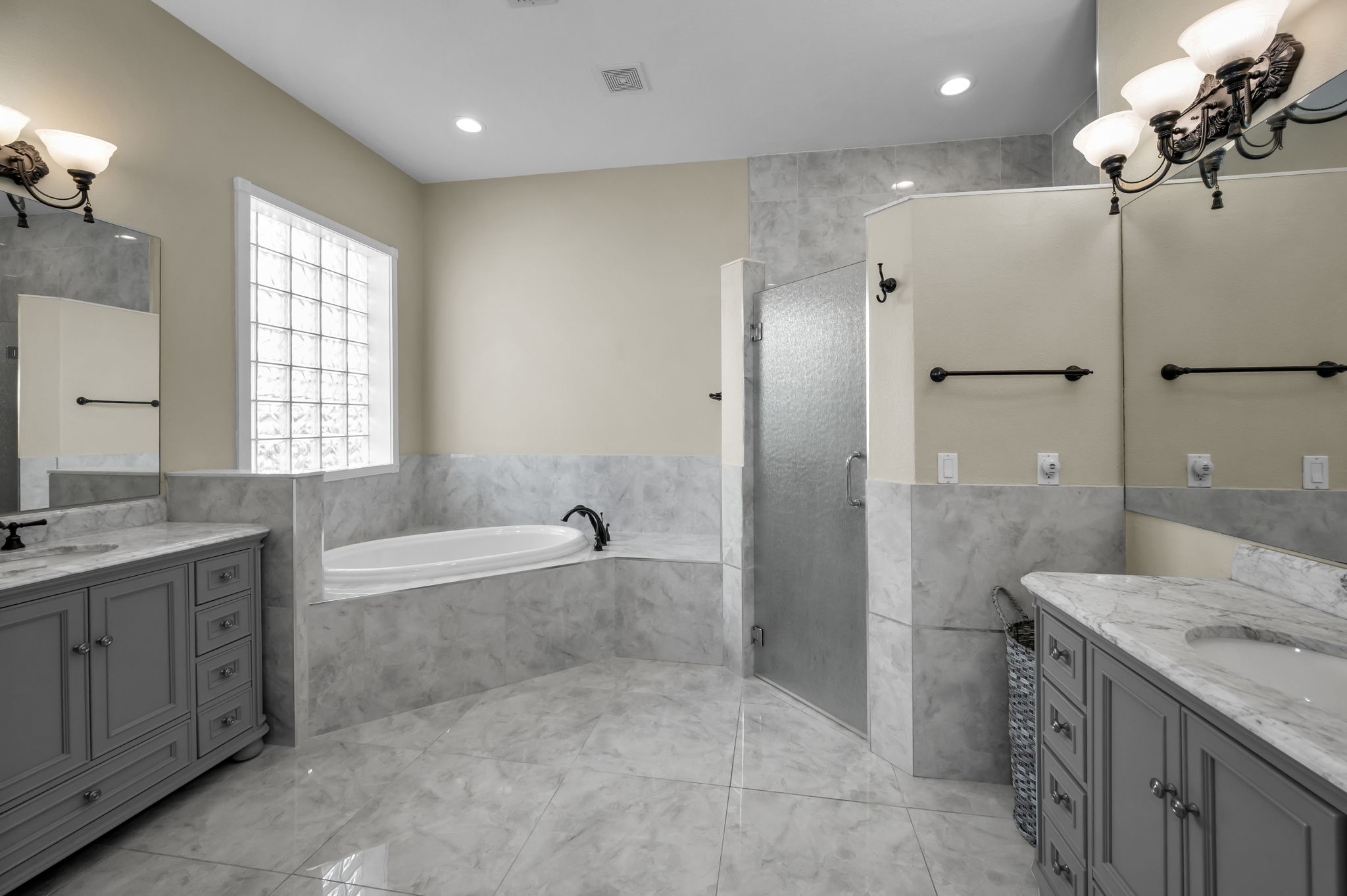 First Floor Primary Bathroom1a