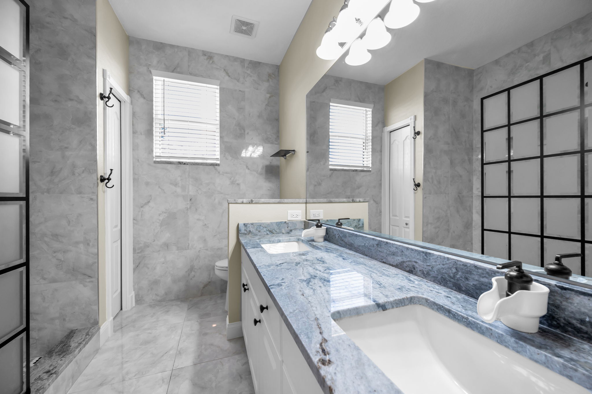 Upper Level Bathroom3a