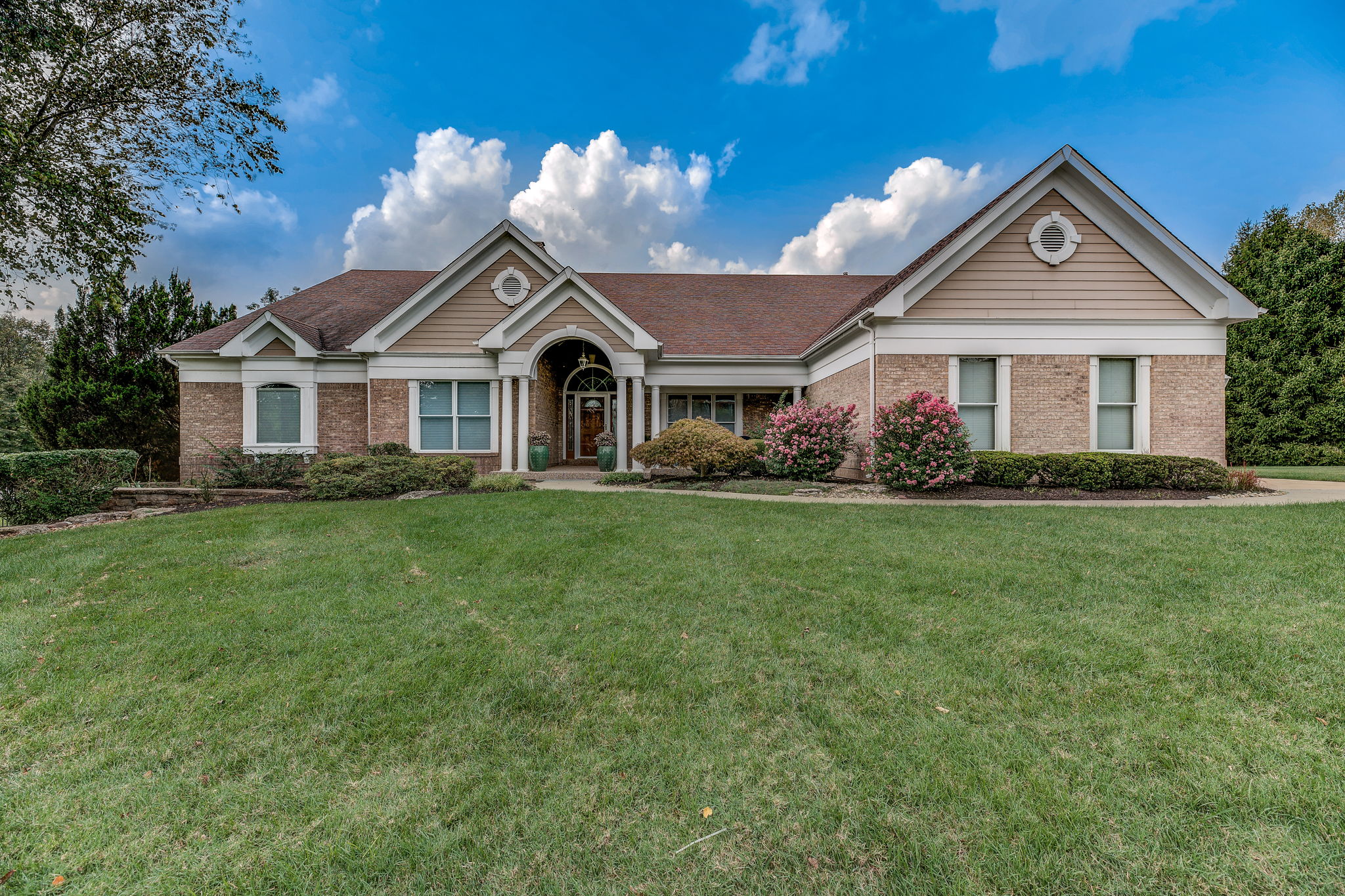 1063 Greystone Manor Pkwy, Chesterfield, MO 63005 ArchiPix