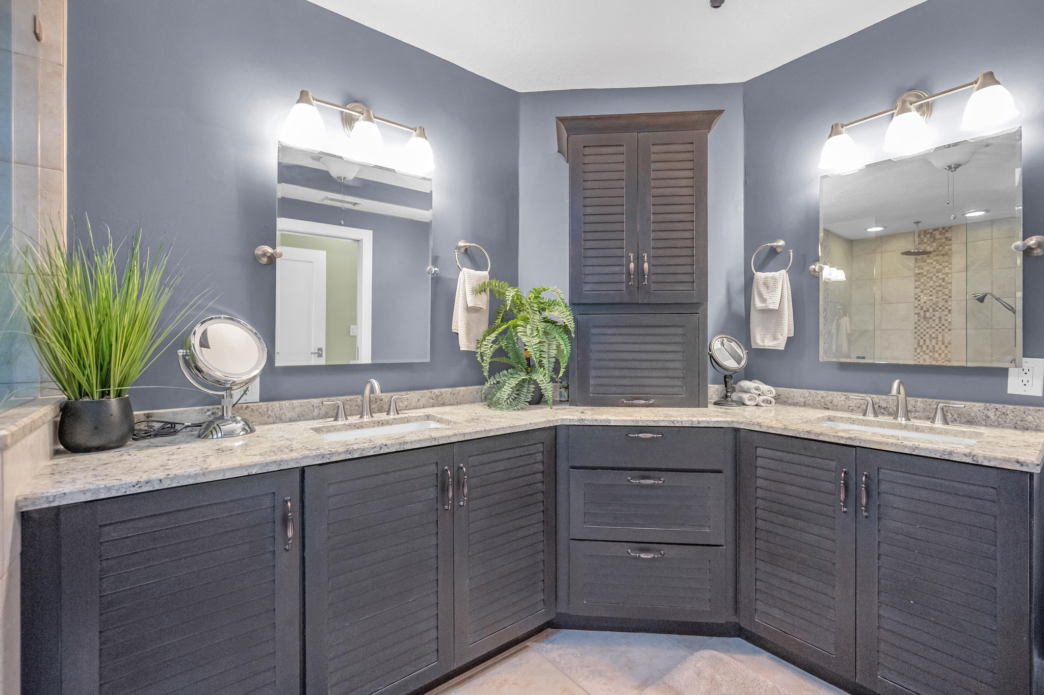 Upper Level Primary Bathroom1c