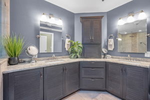 Upper Level Primary Bathroom1c