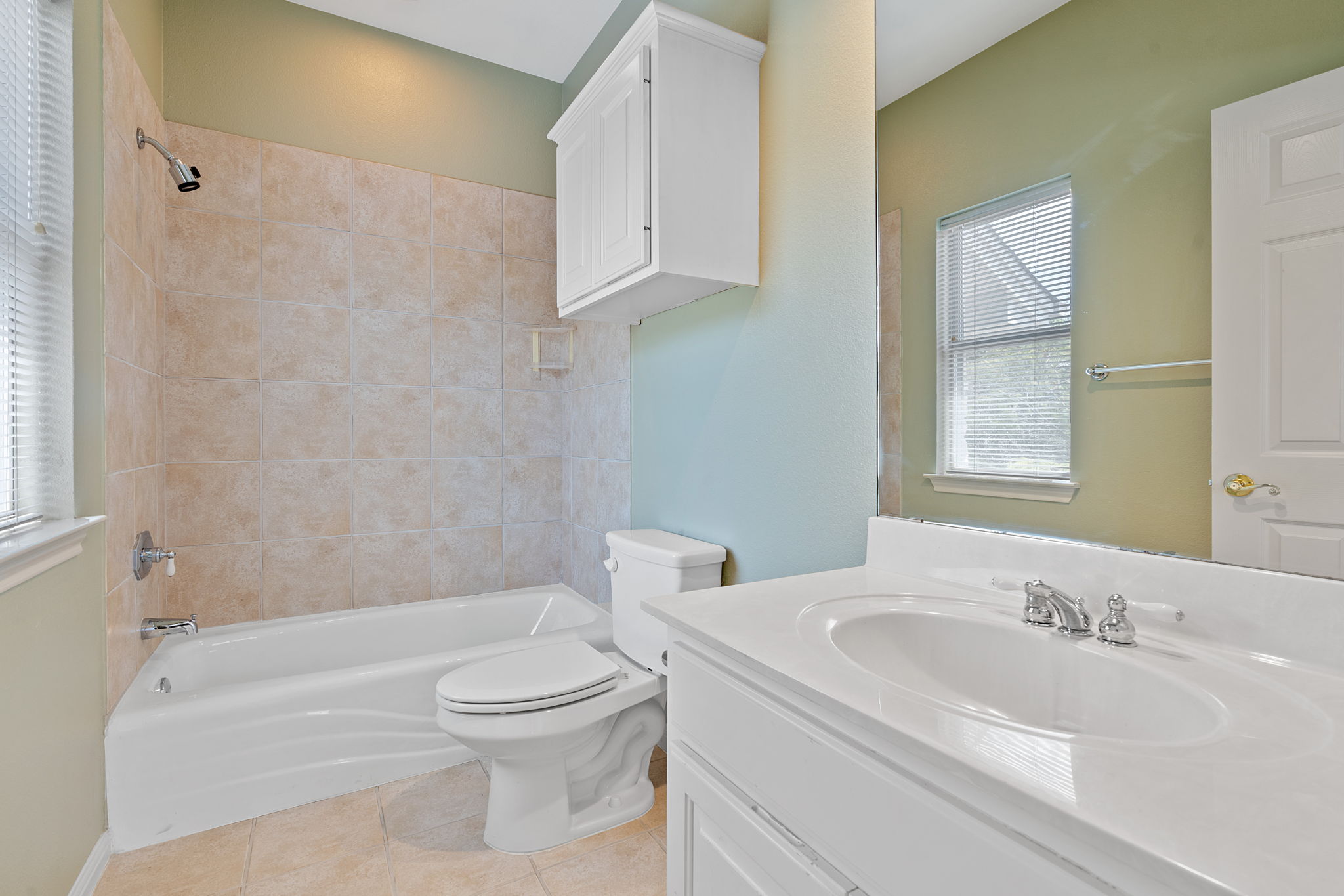 Upstairs en suite bath