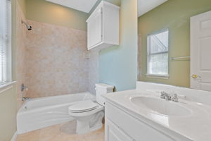 Upstairs en suite bath