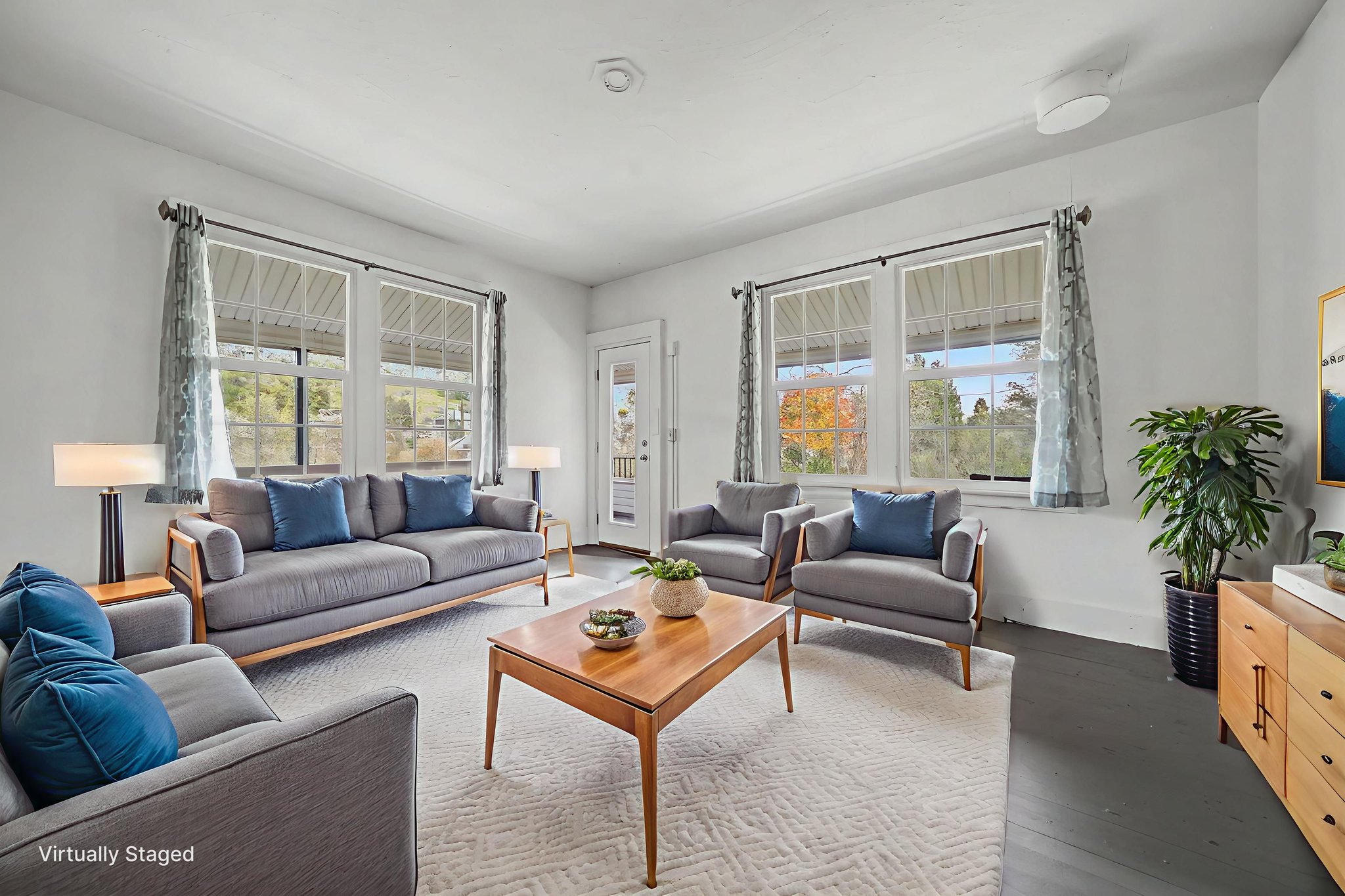 DSC02643 virtually staged.jpeg