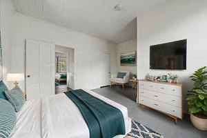 DSC02658 virtually staged.jpeg